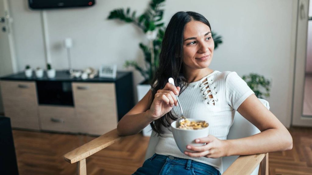 Oatmeal the cereal with a satiating effect that can help you lose weight